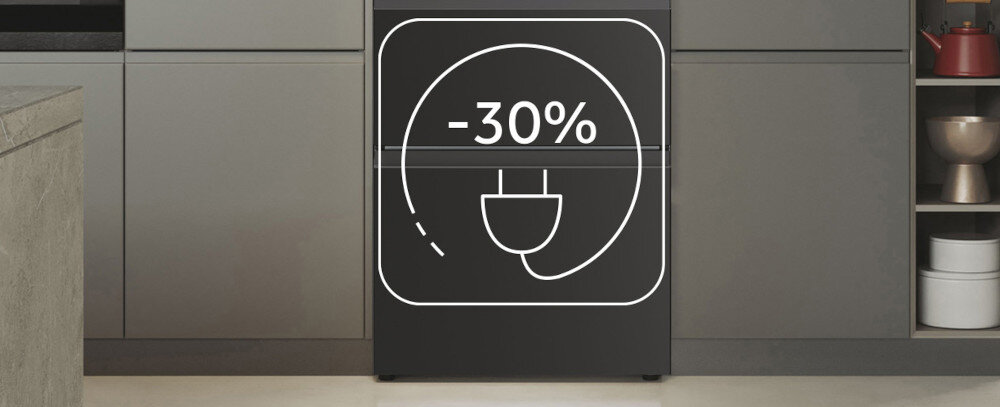 Czarna lodówka z symbolem wtyczki i napisem \'-30%\' na drzwiach. W tle widoczne są szafki kuchenne i półki z naczyniami.