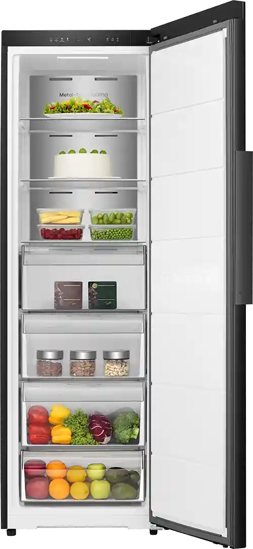 Otwarta lodówka z kilkoma półkami, na których znajdują się różne produkty spożywcze, takie jak warzywa, owoce, ciasto i słoiki z orzechami. Na tylnej ściance widoczny jest napis \'Metal Cooling\'.