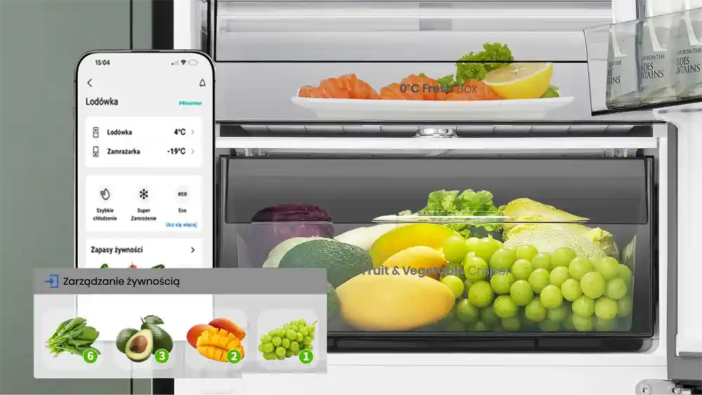 Obraz przedstawia wnętrze lodówki z różnymi produktami spożywczymi, takimi jak owoce i warzywa. Obok lodówki widoczny jest ekran smartfona z aplikacją do zarządzania temperaturą, pokazujący ustawienia: Lodówka 4°C, Zamrażarka -19°C.