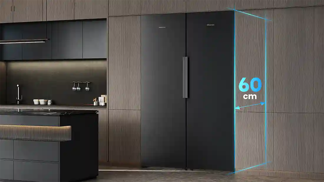Czarna lodówka w zabudowie kuchennej z napisem \'60 cm\' obok. W tle widoczna jest nowoczesna kuchnia z ciemnymi szafkami i wyspą kuchenną.