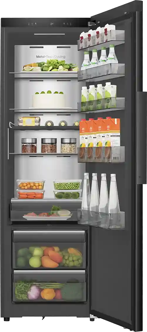 Otwarta czarna lodówka z kilkoma półkami, na których znajdują się różne produkty spożywcze, takie jak warzywa, napoje i słoiki. Na tylnej ściance widoczny jest napis \'Metal-Tech Cooling\'.