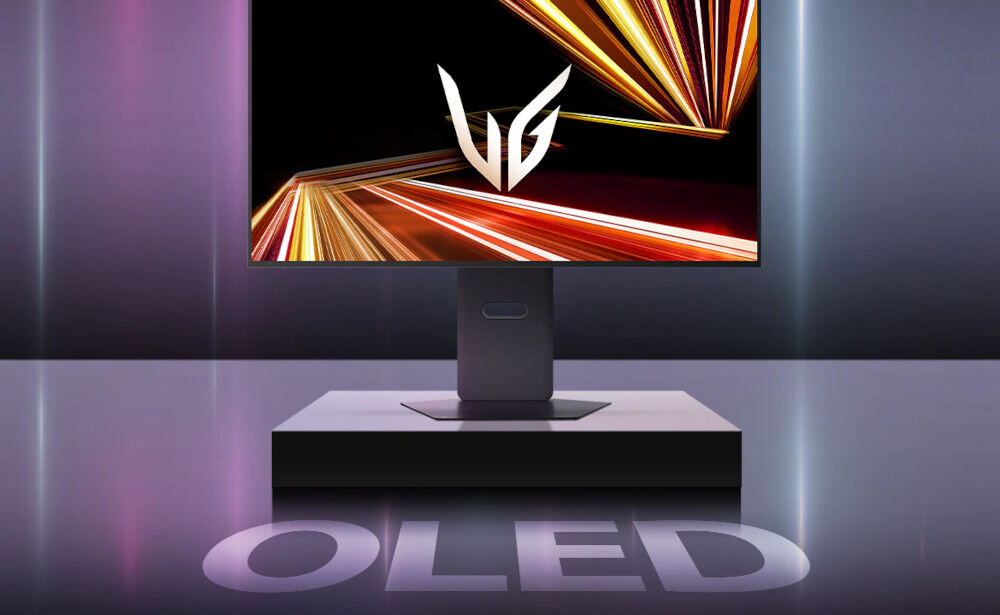 Monitor LG UltraGear 32GX850A-B 32 cale 3840x2160px 165Hz 0.03 ms [GTG] prezentacja monitora od przodu na podeście ciemne tło