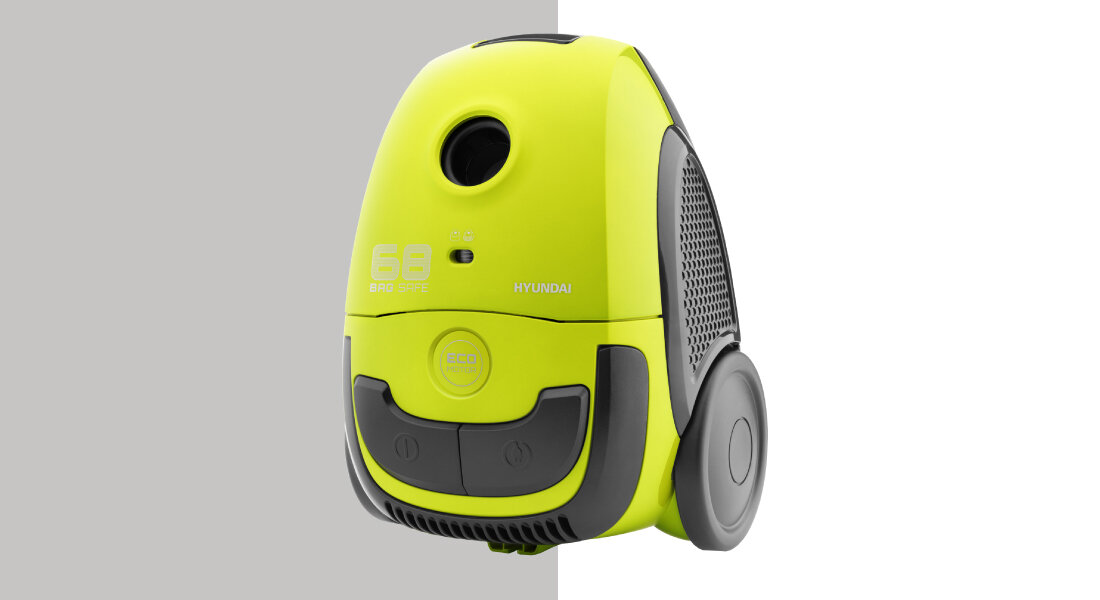 Odkurzacz w kolorze jasnozielonym z szarymi elementami, widoczny z przodu i z boku. Na obudowie znajduje się napis \'68 dB\' oraz \'HYUNDAI\'.