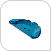 Przezroczysty, niebieski element z tworzywa sztucznego o zaokrąglonym kształcie, z trzema otworami w centralnej części.