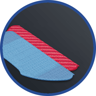 Obraz przedstawia dwie prostokątne ściereczki, jedna czerwona z białymi paskami, druga niebieska, na ciemnym tle w okrągłej ramce.