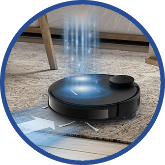 Na obrazie widoczny jest czarny robot sprzątający na dywanie, emitujący niebieskie światło. W tle znajduje się fragment mebla i podłogi.