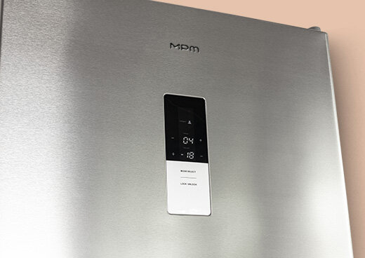 Zbliżenie na sterowanie elektroniczne lodówki MPM-311-FF-57.