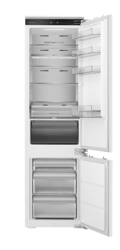 Otwarta lodówka z widocznymi półkami i szufladami, na górze napis \'Metal Tech Cooling\'. Wnętrze jest jasne, z kilkoma przezroczystymi szufladami i półkami na drzwiach.