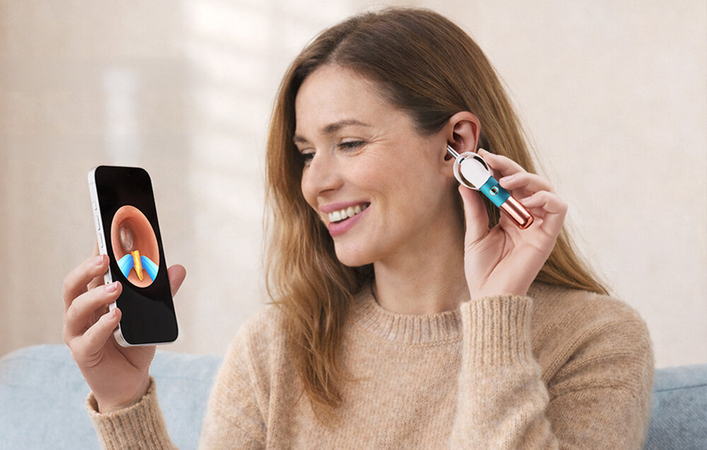 Otoskop z kamerą BEBIRD Earsight Ultra Niebieski łączy kamerę 20 MP, transmisję obrazu 5G oraz technologię endoskopową 3.0 oferuje ogniskową 7 mm, zakres ostrości 5–25 mm oraz pole widzenia 77° Codzienna higiena zdjęcie lifestyle osoba użytkuje w ucho i patrzy w aplikacji na telefonie