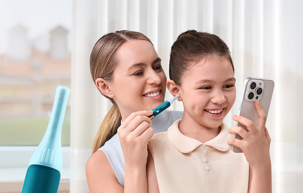 Otoskop z kamerą BEBIRD Earsight Ultra Niebieski Komfort przy użytkowaniu osoba wkłada otoskop dziecku do ucha a dziecko patrzy na obraz w telefonie pokryta silikonem klasy medycznej potwierdza certyfikat SGS