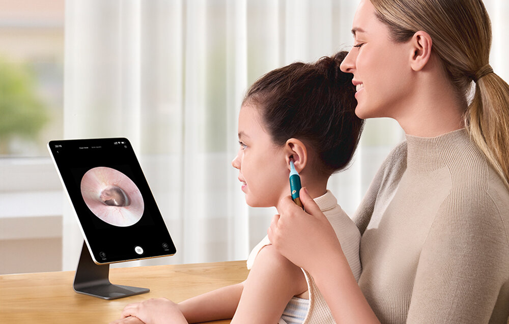 Otoskop z kamerą BEBIRD Earsight Ultra Niebieski Dokładne usuwanie zabrudzeń  odłączane pęsety do dokładnego usuwania woskowiny zdjęcie lifestyle osoba usuwa woskowinę dziecku z ucha