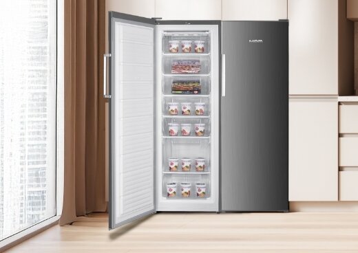 Chłodziarka z otwartymi drzwiami, obok chłodziarka.