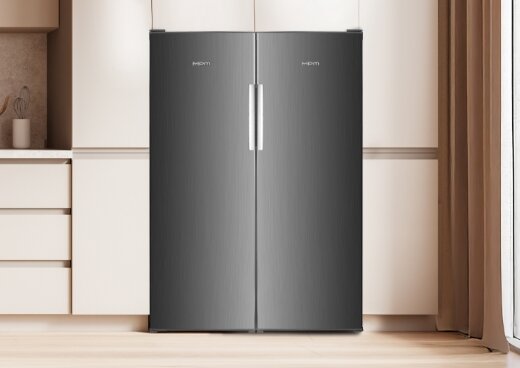 Zamrażarka i chłodziarka w zabudowie kuchennej.