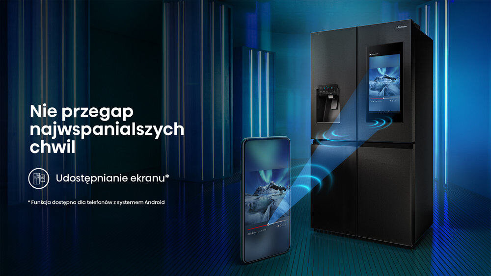 Czarna lodówka z ekranem TFT i kostkarką, obok której znajduje się smartfon z wyświetlonym obrazem. Tekst na obrazie: \'Nie przegap najwspanialszych chwil Udostępnianie ekranu* *Funkcja dostępna dla telefonów z systemem Android\'.