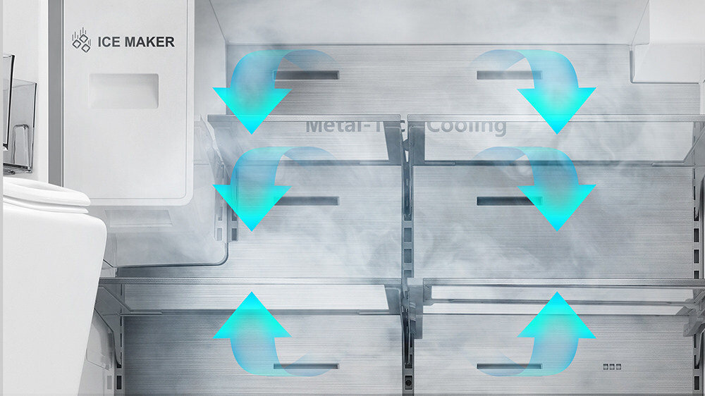 Wnętrze lodówki z widocznym systemem chłodzenia, oznaczone strzałkami wskazującymi przepływ powietrza. Na lodówce widoczny jest napis \'ICE MAKER\' oraz częściowo widoczny napis \'Metal-... Cooling\'.