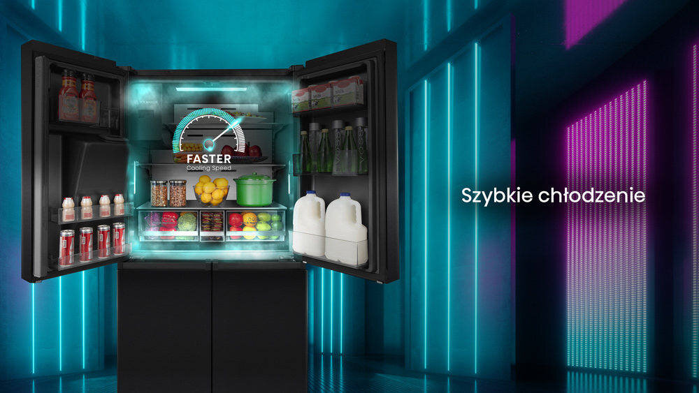 Otwarta lodówka z widocznymi produktami spożywczymi, takimi jak napoje, owoce i warzywa. Obok lodówki znajduje się napis \'Szybkie chłodzenie\'.