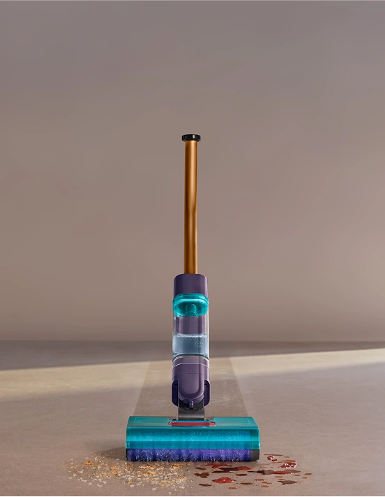 Bezprzewodowy mop elektryczny czyści brudną podłogę: zbiera okruchy i zmywa rozlany płyn