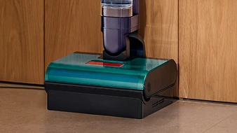 Mop stoi umieszczony w stacji dokującej, czyszczącej elektroszczotkę