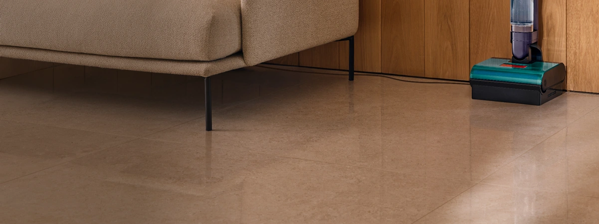 Mop po zakończonej pracy stoi w stacji dokującej umieszczonej pod ścianą. Przed nią jest czysta i lśniąca podłoga