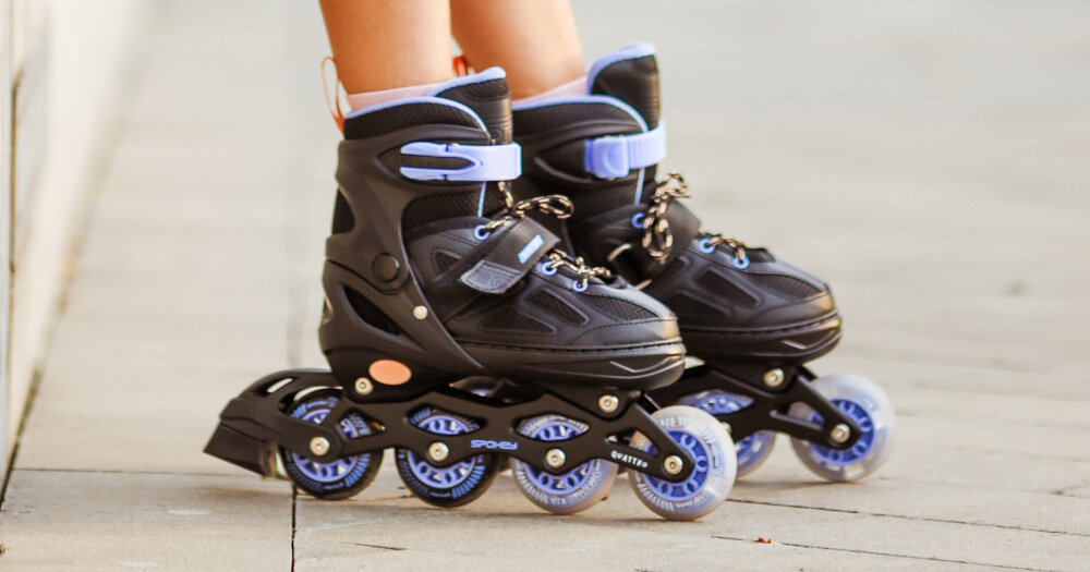 Czarno-fioletowe łyżworolki z widocznymi czterema kółkami i regulowanymi zapięciami. Na kółkach widoczny jest napis \'SPOKEY QUATTRO\'.