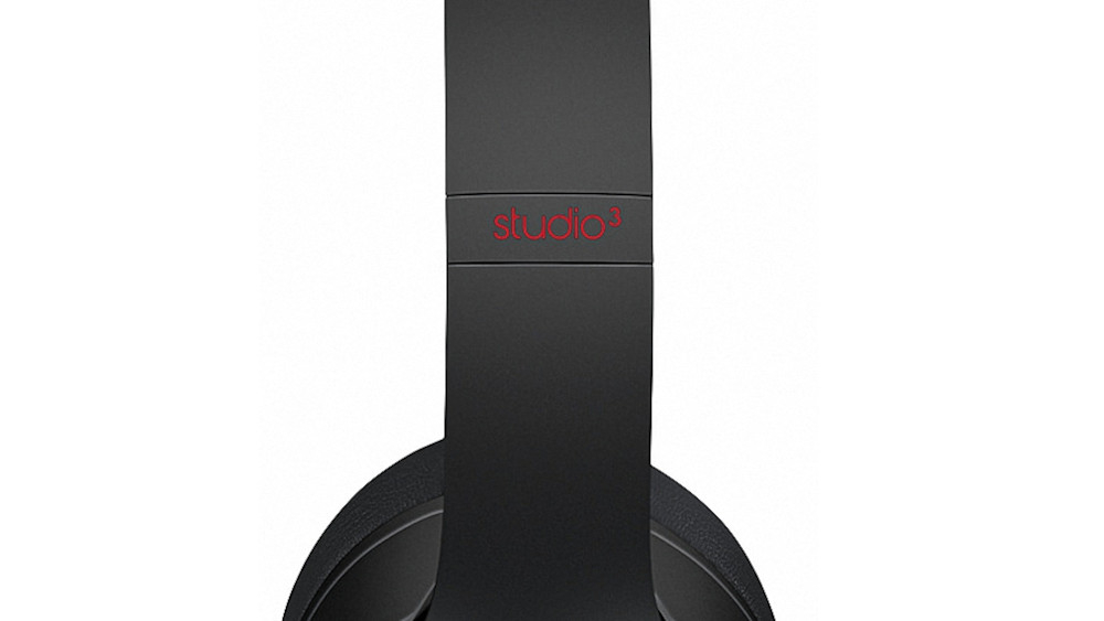 Czarne słuchawki nauszne z widocznym napisem \'studio3\' w kolorze czerwonym na pałąku. Słuchawki mają gładką powierzchnię i nowoczesny design.