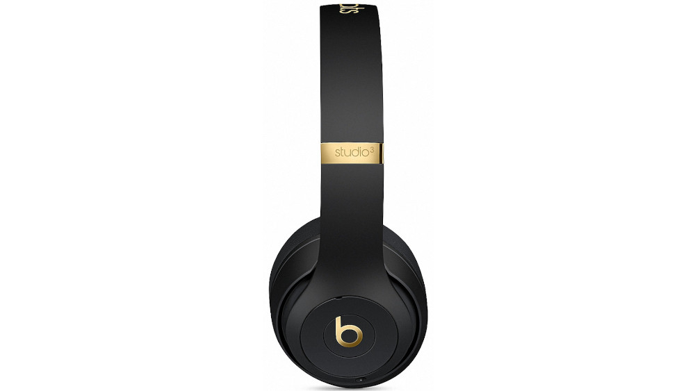 Czarne słuchawki nauszne z widocznym złotym logo \'b\' na nauszniku oraz napisem \'studio3\' na pałąku. Słuchawki mają elegancki, nowoczesny design.