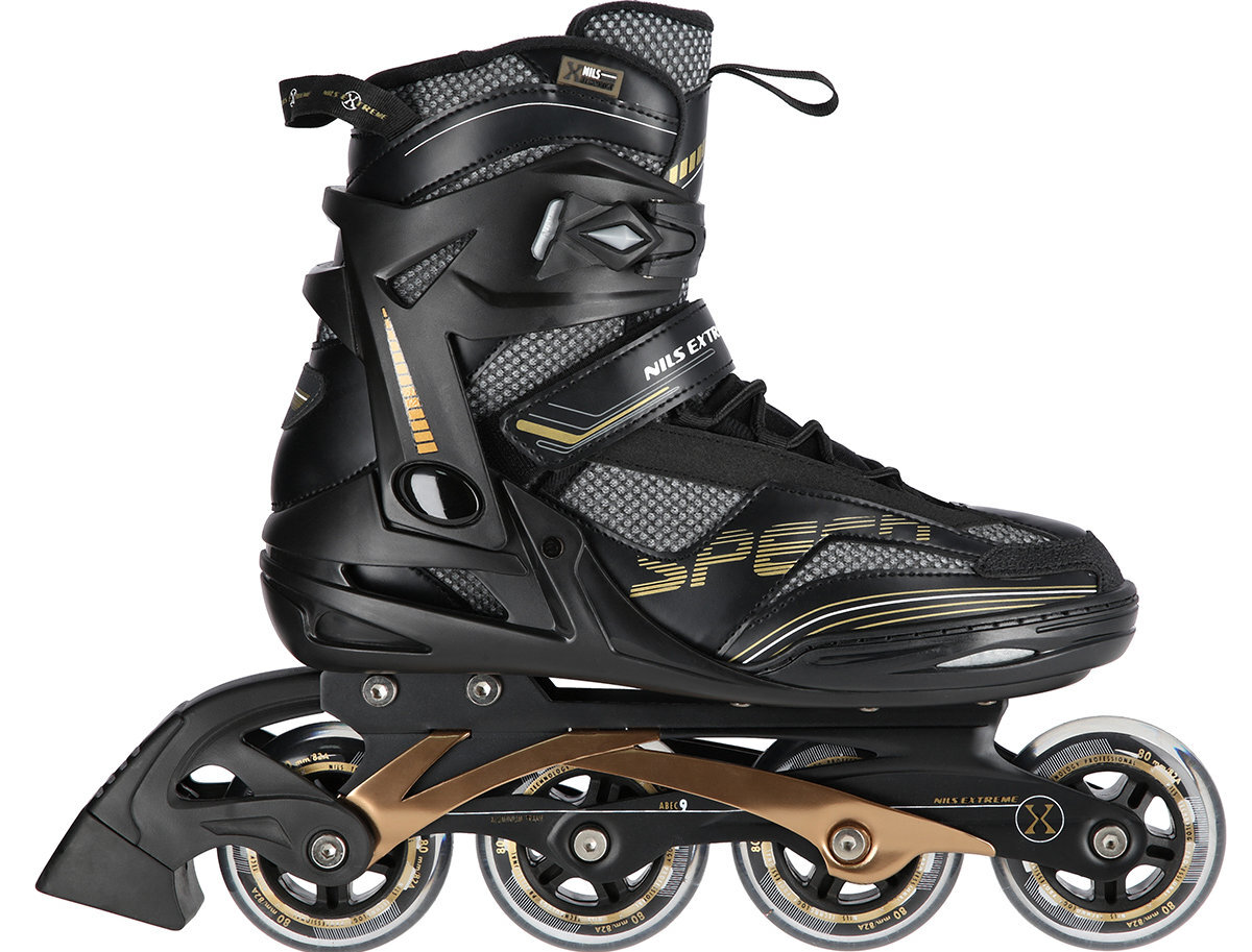 Czarne łyżworolki z napisem \'NILS EXTREME\' i \'SPORT\', posiadają cztery kółka oraz złote akcenty na ramie. Widoczna jest siateczkowa struktura materiału i zapięcie na rzep.