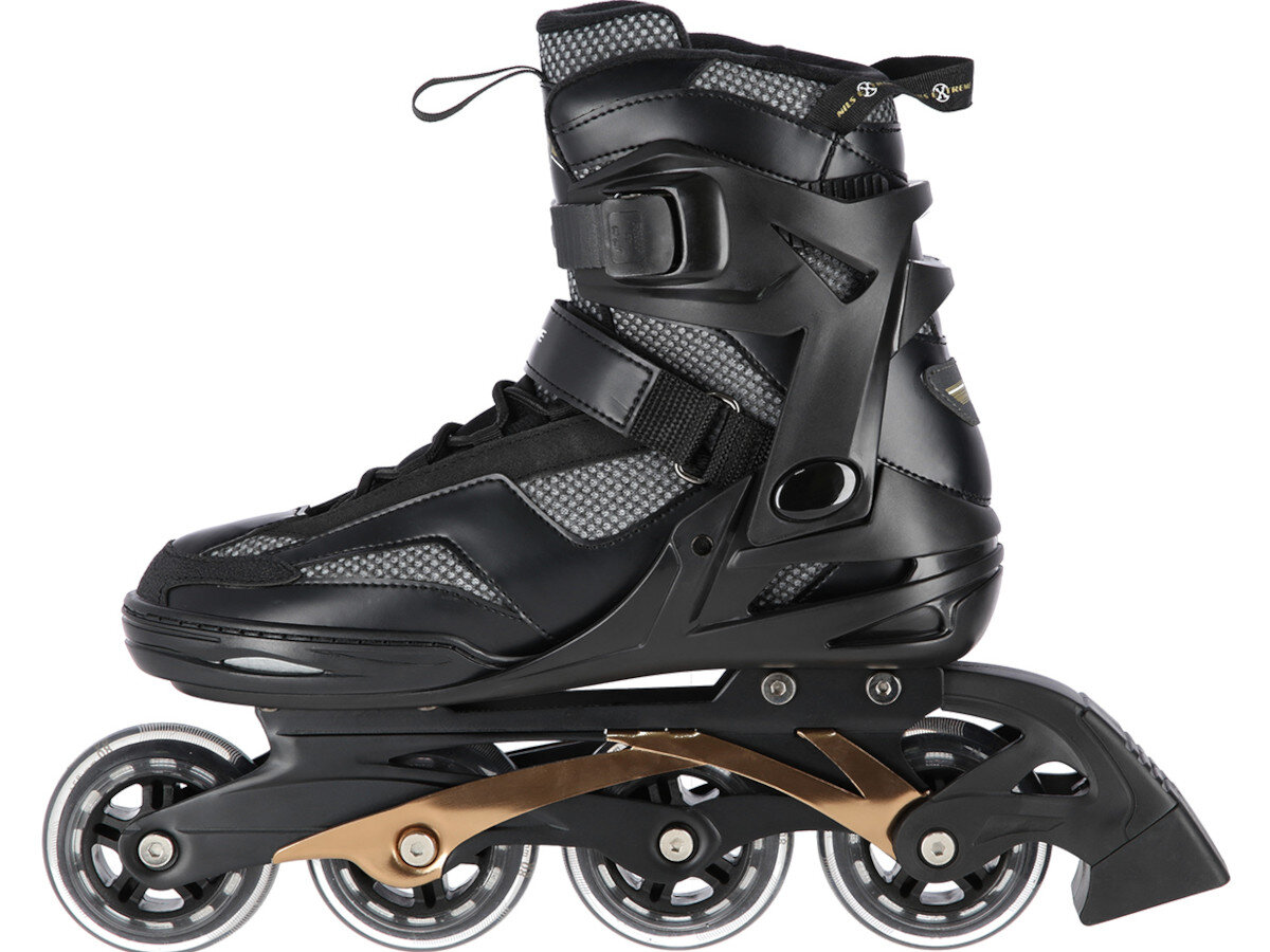 Czarne łyżworolki z szarymi i złotymi akcentami, posiadające cztery kółka i system zapięć na rzepy oraz klamry. Widoczne logo \'NILS EXTREME\' na górnej części buta.