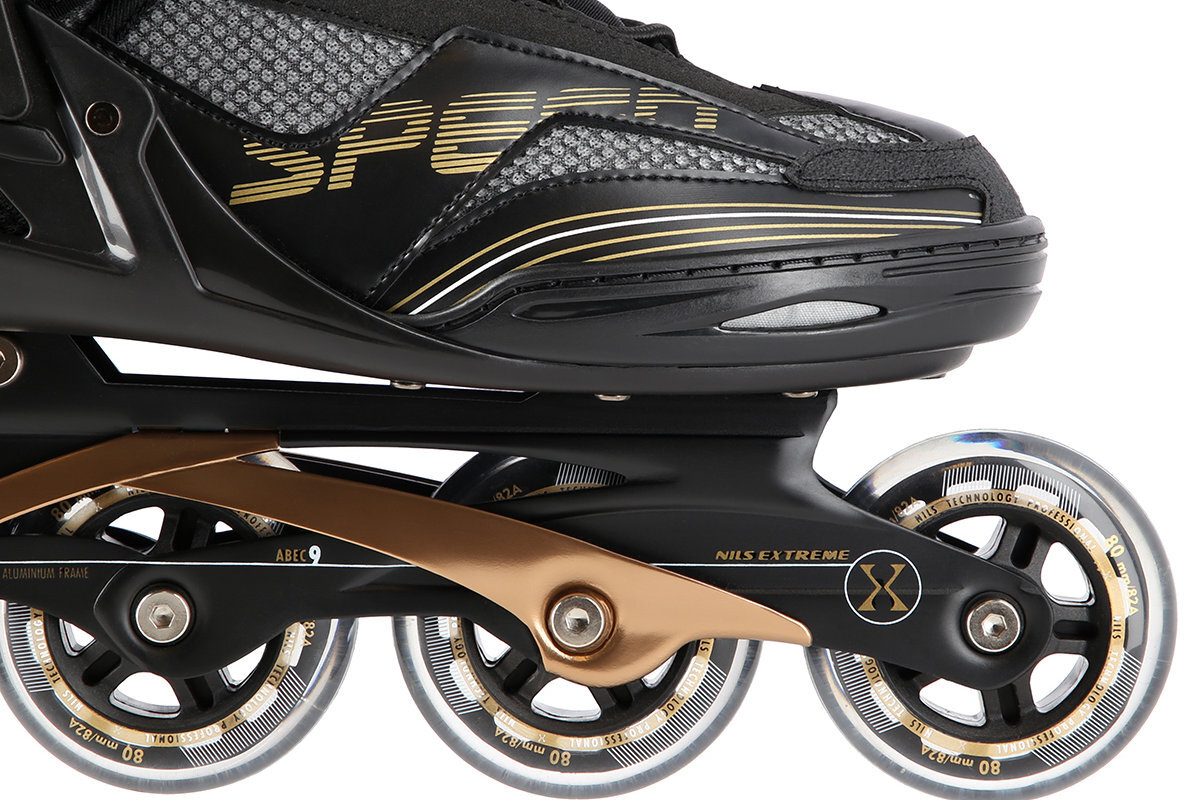 Czarne łyżworolki z napisem \'SPEED\' i złotymi detalami, posiadające cztery kółka z napisem \'NILS EXTREME\'. Widoczny jest także napis \'ABEC 9\' na ramie.