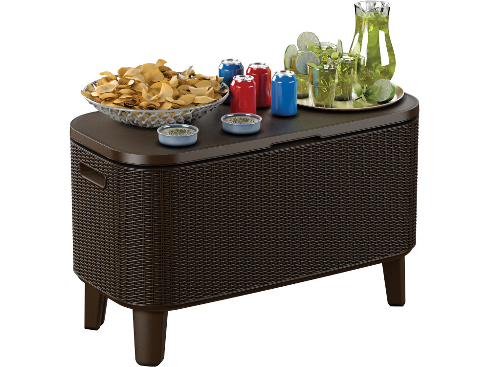 Stolik o ciemnym kolorze z plecioną strukturą, na którym znajdują się przekąski, napoje w puszkach oraz dzbanek z zielonym napojem i plasterkami limonki.