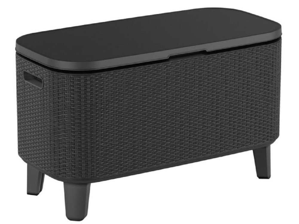 Na obrazie widoczny jest prostokątny stolik w kolorze antracytowym z plecioną fakturą na bokach i gładkim blatem. Stolik posiada cztery krótkie nogi i uchwyty po bokach.