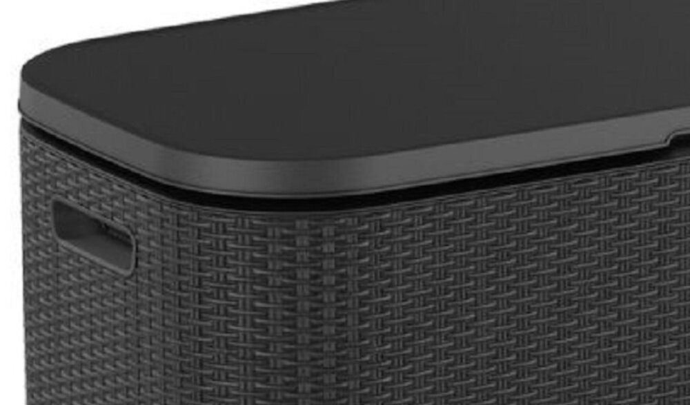 Czarny stolik o fakturze przypominającej plecionkę, z zaokrąglonymi krawędziami i uchwytem po boku.