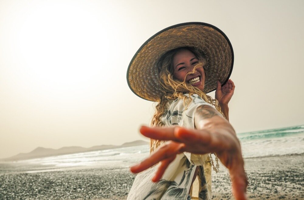 Aparat PANASONIC Lumix DC-S9 kobieta w kapeluszu na plaży   