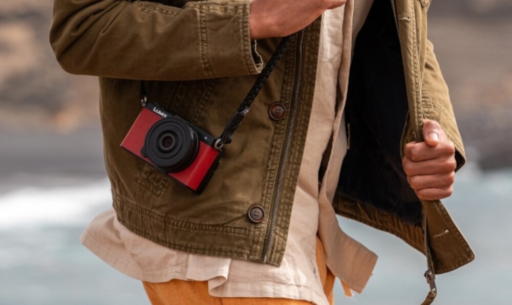 Aparat PANASONIC Lumix DC-S9 trzymany na pasku   