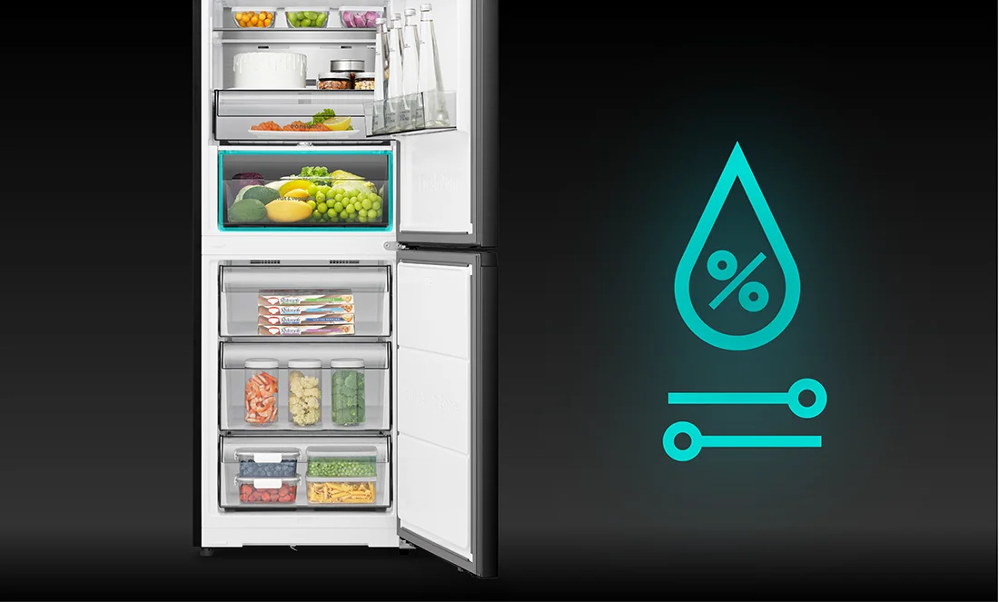 Otwarta lodówka z widocznymi półkami wypełnionymi różnorodnymi produktami spożywczymi, takimi jak owoce, warzywa i napoje. Obok lodówki znajduje się niebieska ikona w kształcie kropli z symbolem procentu i dwoma liniami.