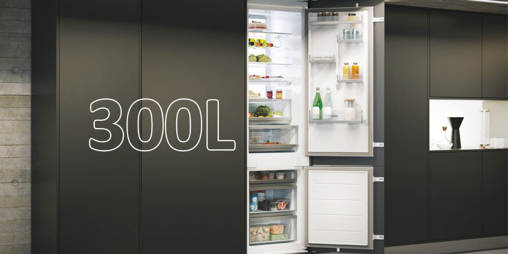 Otwarta lodówka z widocznymi półkami wypełnionymi różnymi produktami spożywczymi. Na drzwiach lodówki widoczny jest napis \'300L\'.