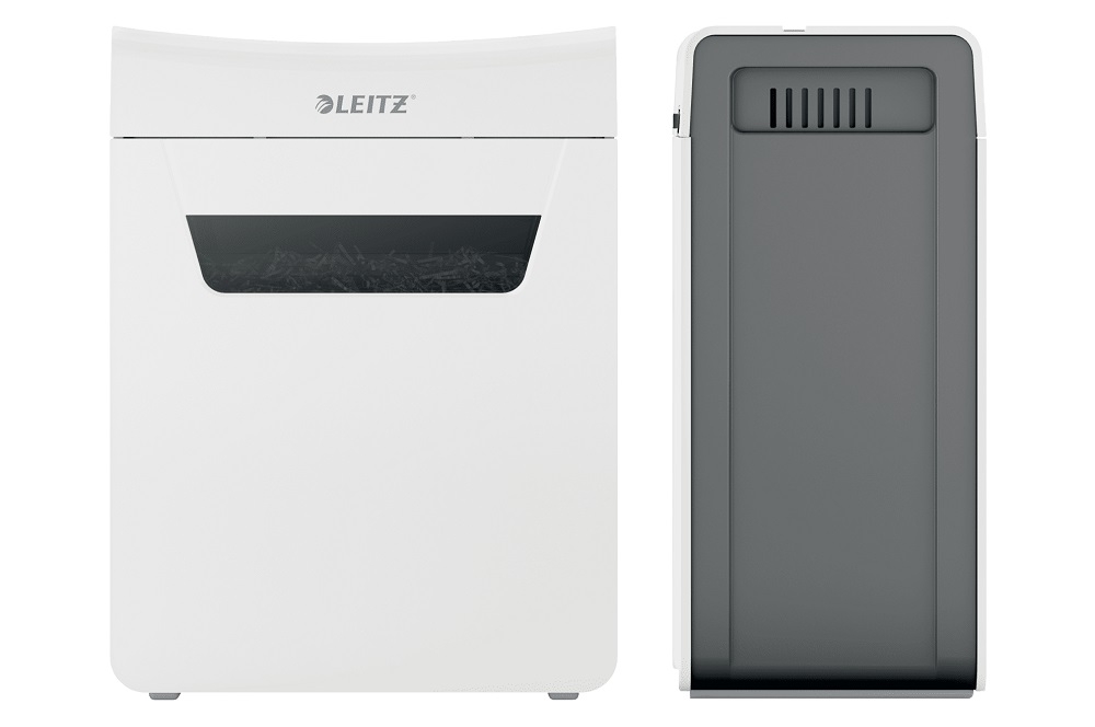 Na obrazie widoczna jest biała niszczarka z logo \'LEITZ\' na górze oraz przezroczystym panelem umożliwiającym podgląd zawartości. Obok znajduje się boczny widok urządzenia z szarym panelem i otworami wentylacyjnymi.