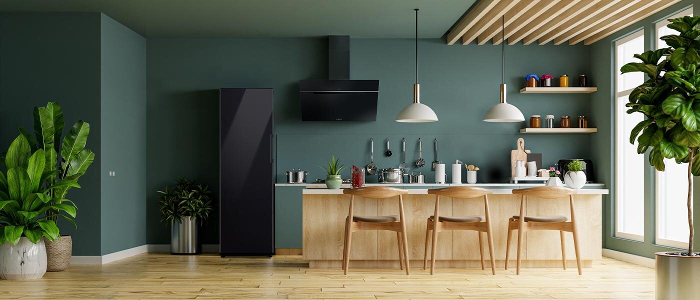 Ciemnozielone wnętrze, w którym znajduje się zamrażarka Bespoke RZ32C76CE22 z oferty sprzedażowej Media Expert Ciemnozielone wnętrze, w którym znajduje się zamrażarka Bespoke RZ32C76CE22 z oferty sprzedażowej Media Expert