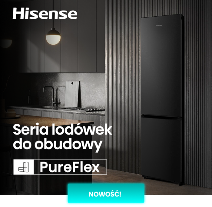 Czarna lodówka w nowoczesnej kuchni z ciemnymi szafkami i oświetleniem. Widoczny tekst: \'Hisense\', \'Seria lodówek do obudowy\', \'PureFlex\', \'NOWOŚĆ!\'.