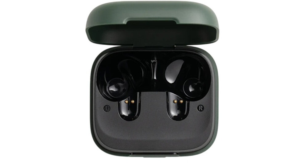 Na zdjęciu widoczne są zielone słuchawki dokanałowe umieszczone w otwartym etui ładującym. Wewnątrz etui znajdują się oznaczenia \'L\' i \'R\'.