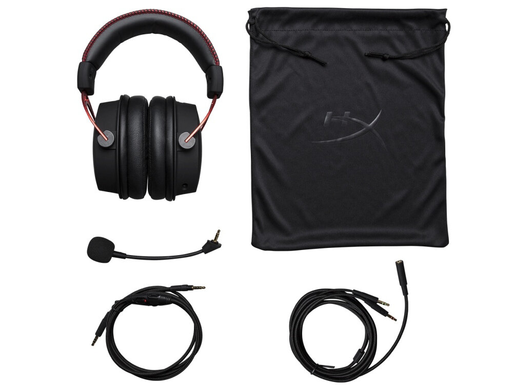 Na obrazie widoczne są czarne słuchawki nauszne z czerwonymi akcentami, odłączany mikrofon, dwa kable audio oraz czarny worek z logo \'HyperX\'.