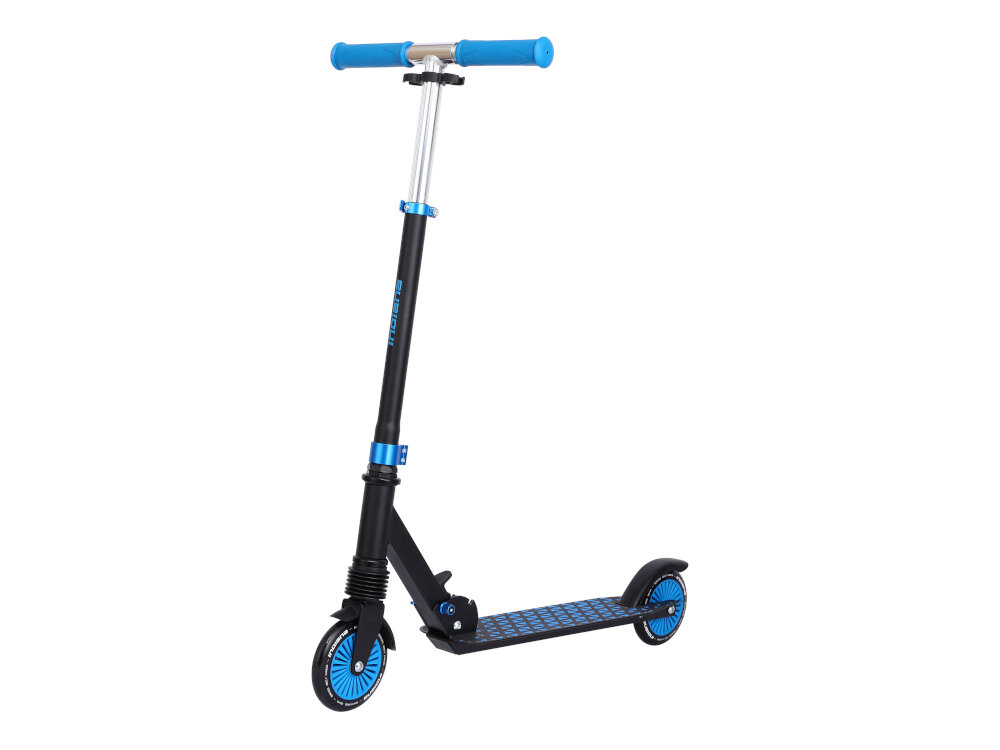 Hulajnoga z czarną ramą i niebieskimi akcentami, w tym uchwytami i kołami. Na kierownicy widoczny jest napis \'INDIANA\'.