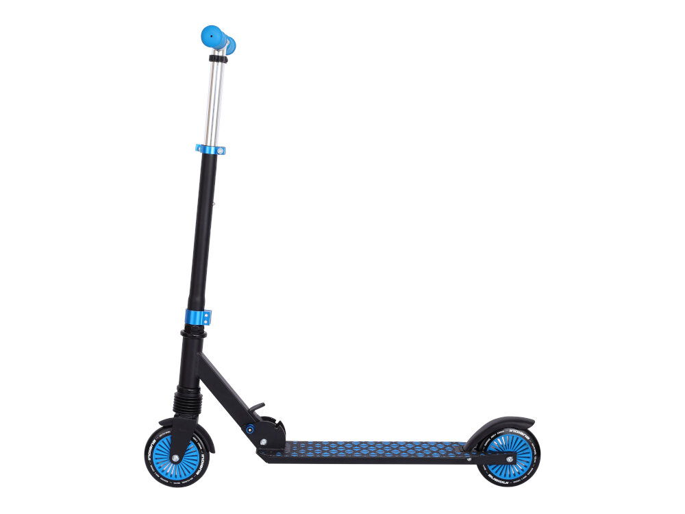 Czarna hulajnoga z niebieskimi akcentami, posiada dwa koła i regulowaną kierownicę. Platforma ma wzór w niebieskie kropki.