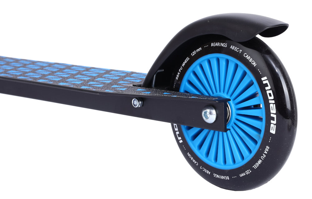 Obraz przedstawia tylne koło hulajnogi z niebieskimi szprychami i czarnym błotnikiem. Na oponie widoczny jest napis \'INDIANA\' oraz specyfikacje techniczne koła.