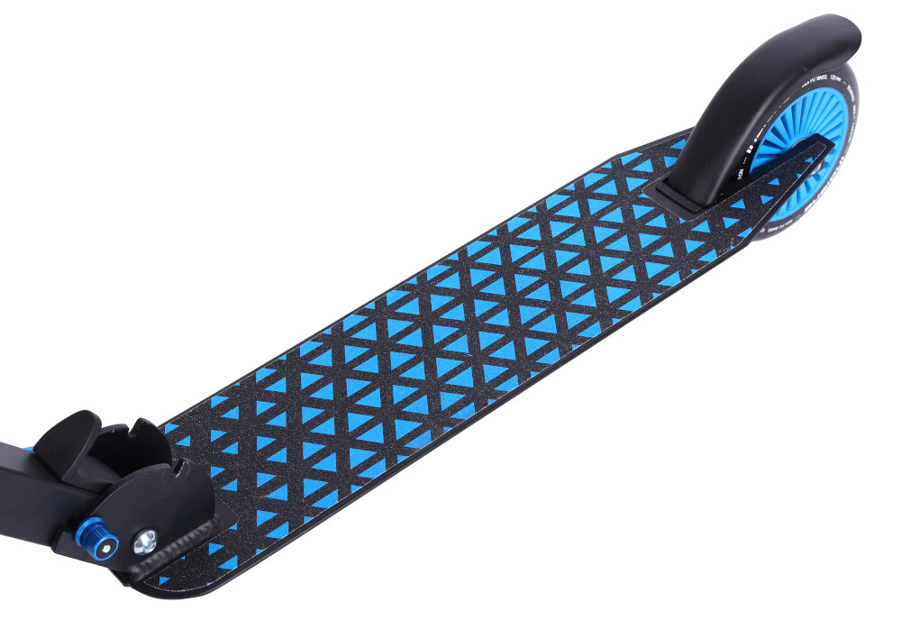 Hulajnoga z czarno-niebieskim wzorem w trójkąty na podeście i niebieskim kołem z czarną oponą. Widoczny jest również mechanizm składania z niebieskim elementem.