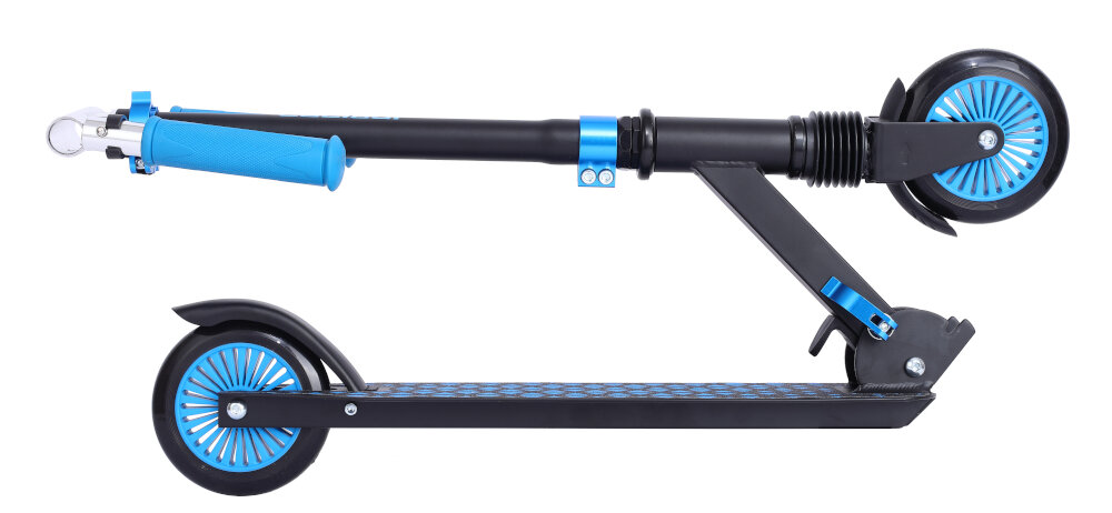 Czarna hulajnoga z niebieskimi akcentami, widoczna z boku w pozycji złożonej. Koła mają niebieskie szprychy, a uchwyt kierownicy jest również niebieski.