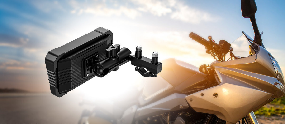 Na tle motocykla widać zamontowany wideorejestrator z uchwytem. Obraz jest jasny, z widocznym rozmytym tłem drogi i nieba.