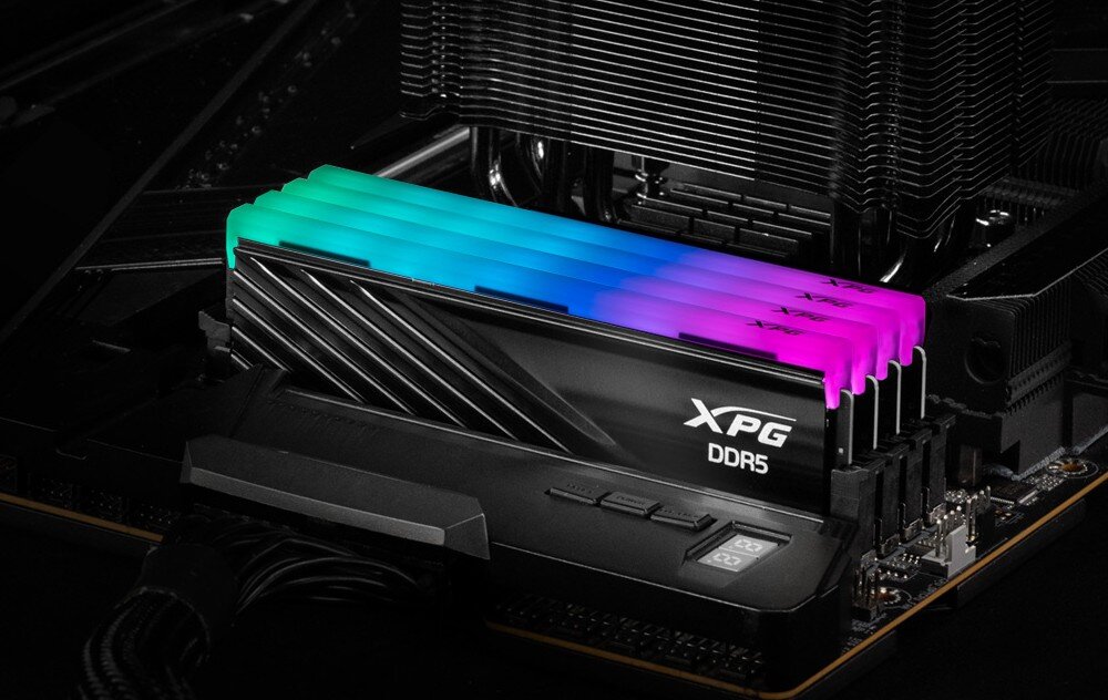Pamięć RAM ADATA XPG Lancer Blade RGB Moduł pamięci DDR5 z czarnym radiatorem i kolorowym podświetleniem RGB zainstalowany na płycie głównej w ciemnym oświetleniu