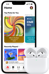 Smartfon z wyświetlaczem prezentującym aplikację muzyczną z różnymi playlistami i okładkami albumów. Przed telefonem znajduje się etui z bezprzewodowymi słuchawkami.