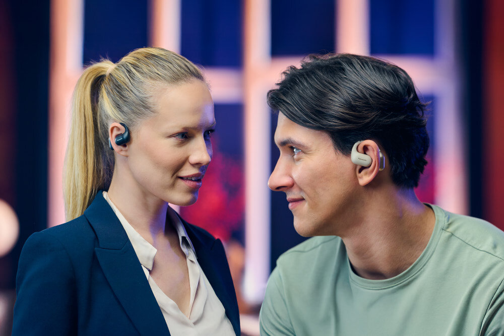Słuchawki powietrzne PANASONIC RB-F10 - Pełna swoboda i kontakt, osoby z założonymi słuchawkami powietrznymi